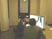 X線写真を読影しながら、面接指導を受ける組合員(右)