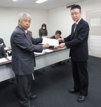 要請書を手渡す大澤執行委員長（左）