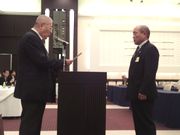 表彰される上野労対部長(右)