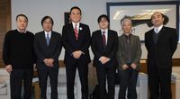 左から吉田前支部長、宮島支部長、久保田岩倉市長、井上書記長、大島副支部長、宮川市議
