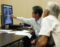 面接指導を行う柴田教授（奥）