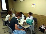 組合が実施する集団健康診断を受診する組合員（左）