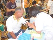 集団健康診断を受診する組合員（左）