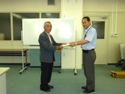 要請書を手渡す伏見議長（左）