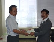 要請書を手渡す嶋田議長（左）