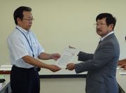 要請書を手渡す嶋田議長（右）