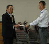 &nbsp;要請書を渡す杣川議長（左）