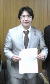 意見書を掲げる谷田貝議員
