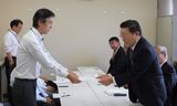 &nbsp;要請書を手渡す杣川東海地協議長（右）