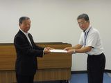 要請書を手渡す横山東海地協議長（左）