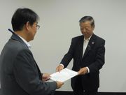 要請書を手渡す横山東海地協議長（右）