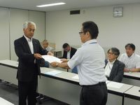 要請書を手渡す志賀東海地協議長（奥）