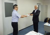 要請書を手渡す志賀東海地協議長（右）
