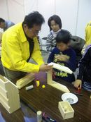 熱心な指導をする役員(左)