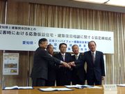 大村知事（中）方々と手を合わせる全木協／青木理事長（左）