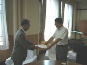 副知事へ要請書を渡す山田執行委員長(左)