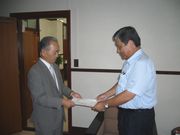 副市長へ要請書を渡す山田執行委員長(左)