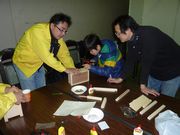 親切に指導する役員（左）