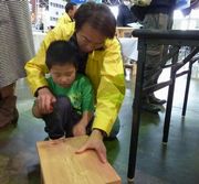 子どもに優しく指導する役員