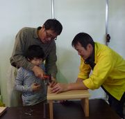 親子が協力して作業しています