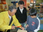 親子に熱心な指導をする役員（左）