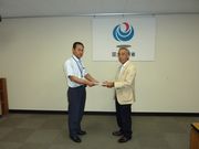 要請書を手渡す伏見議長