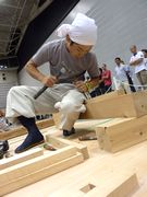 慎重に作業する藤本さん