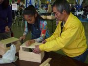 優しく指導する役員