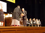 &nbsp;市長から表彰を受ける川西さん（右）