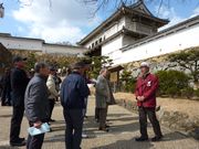 ガイドから説明を聞く参加者