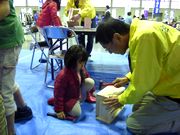 優しく指導する役員