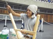 力強く金づちを打つ高橋実選手