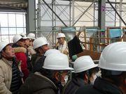 熱心な様子で説明を聞く参加者