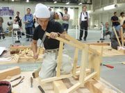 真剣な様子で作業する藤本さん