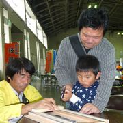 &nbsp;真剣な様子の親子