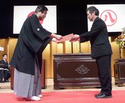 市長から表彰を受ける堀さん（右）