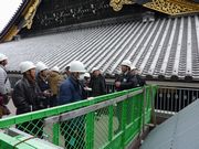 熱心な説明を聞く参加者