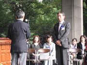 表彰式での柴田さん(右)