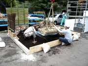 3人の力を合わせ、モクモクと作業をする柴田さん(右)