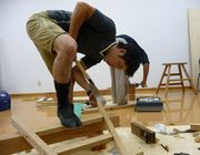 真剣な様子で作業する受講者