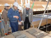 瓦について説明を聞く熱心な参加者