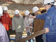 わかりやすく説明をする奥野主査（右）