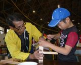 &nbsp;真剣な眼差しで釘打ちする参加者