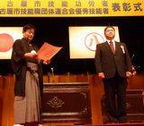 建築大工を代表して表彰される丹羽文秀さん