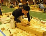 丁寧に鉋をかける廣石選手