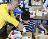 １枚１枚丁寧にタイルを貼りつけて