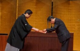 市長より表彰される三浦さん