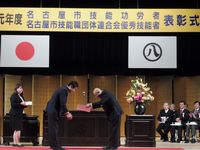 &nbsp;市長より表彰を受ける高木さん（右）