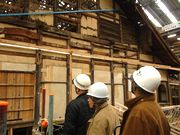 熱心に見学をする参加者