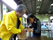 熱心な指導をする役員(左)